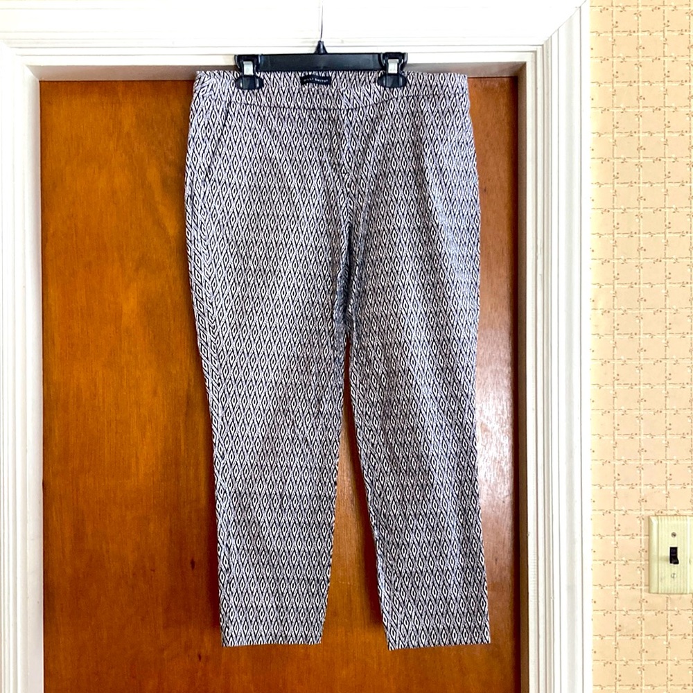 Black/white design Willi Smith size 8 pant. Ankle cut. Zip and clasp in front.